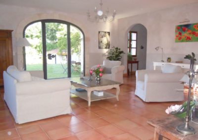Salon avec vue sur le jardin et baie en pierre de taille
